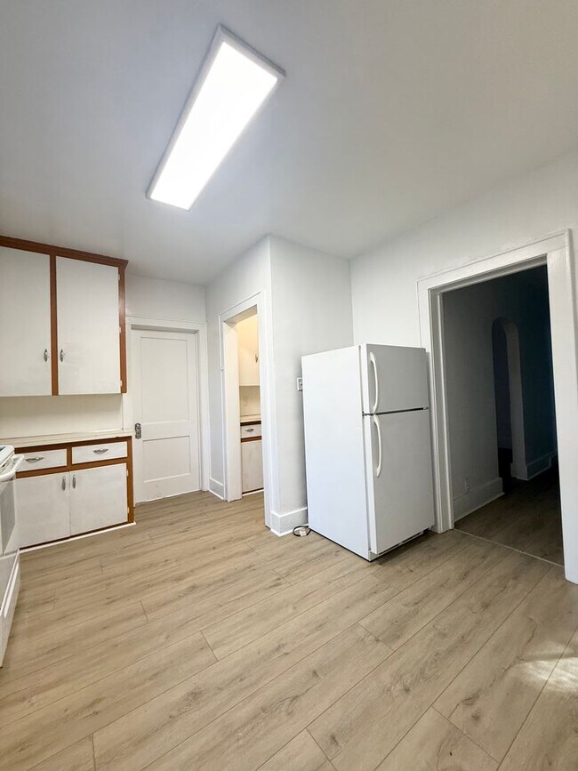 Foto del edificio - Charming Three Bedroom! Available Now!