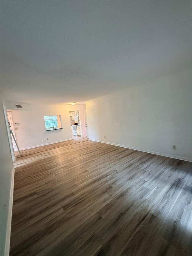 Foto del edificio - 7406 Woodmont Terrace