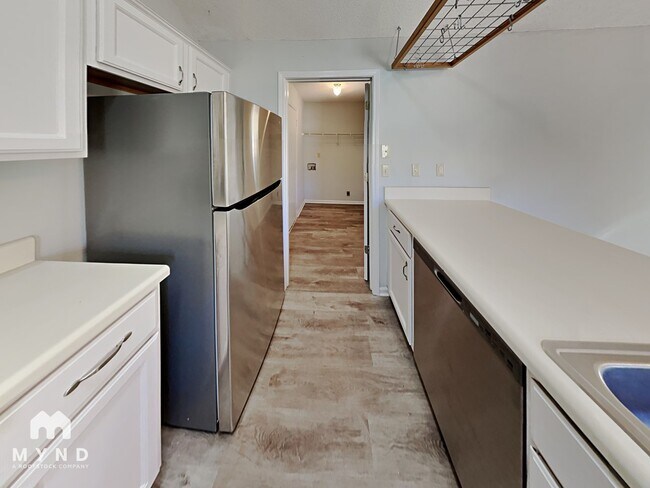 Building Photo - 275 Oakland Hills Dr