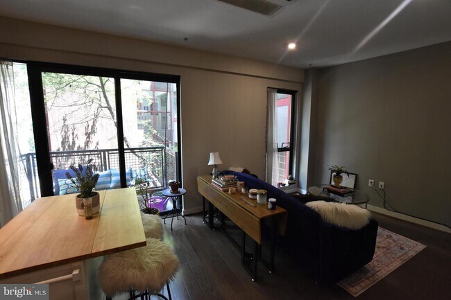 Foto del edificio - 1320 Fenwick Ln
