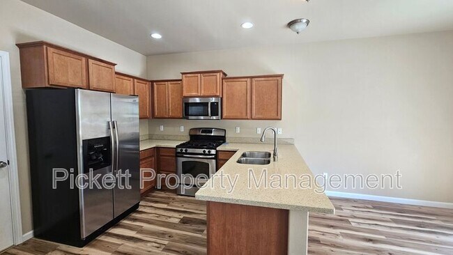 Building Photo - 102 Goldenrod St