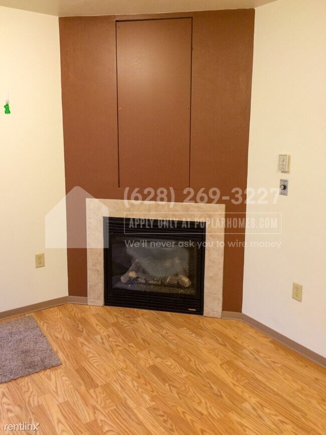 Building Photo - 2 br, 1 bath Triplex - 1895 Ferry Alley -