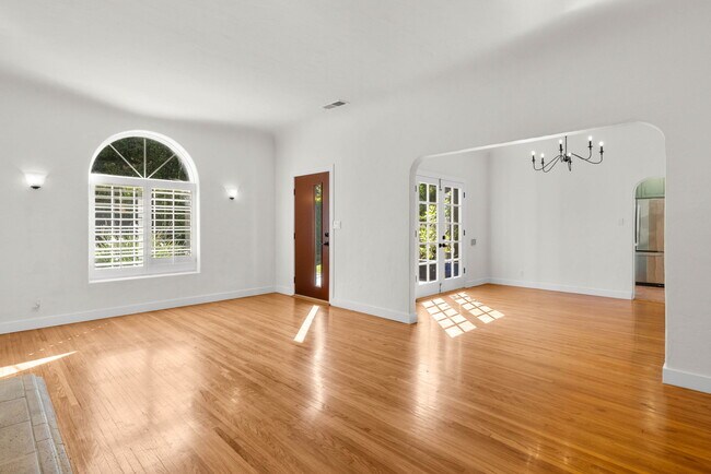 Building Photo - 2221 Walgrove Ave