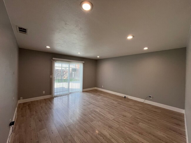Building Photo - 4 bed 2 bath with landscaping and pest con...
