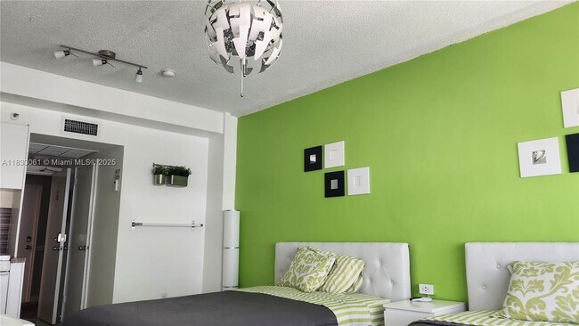 Foto del edificio - 6345 Collins Ave