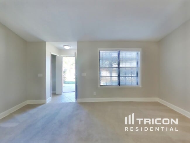 Building Photo - 2435 Burns Dr