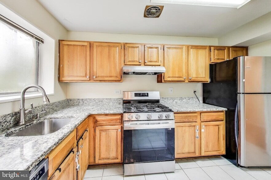 Foto principal - 10613 Montrose Ave