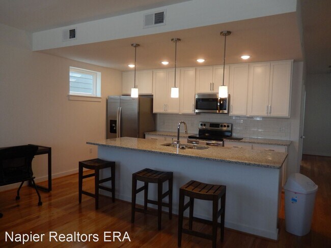 Building Photo - 3 br, 2.5 bath House - 1205 B Bainbridge St