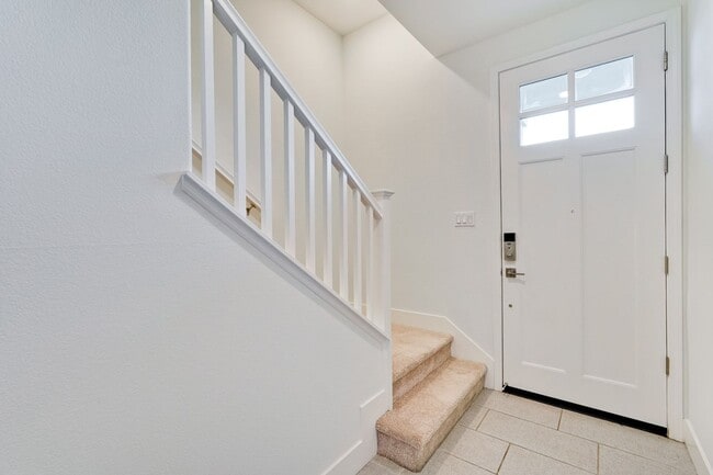 Building Photo - Beautiful Tri-level 3 Bed, 3.5 Bath Townhome in Sunnyvale!