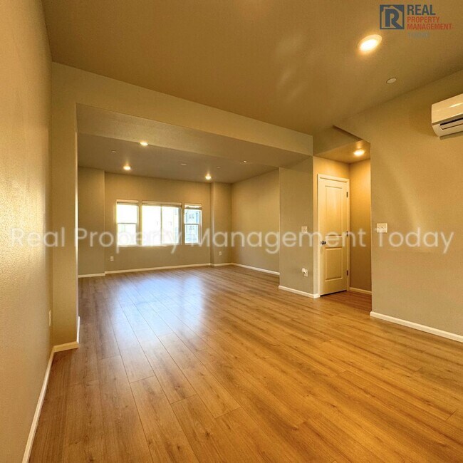 Building Photo - Spacious 2 Bedroom Condo in Sunrise!