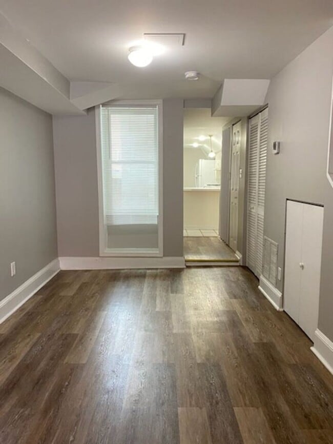 Building Photo - 2 Bedroom with Rear Yard