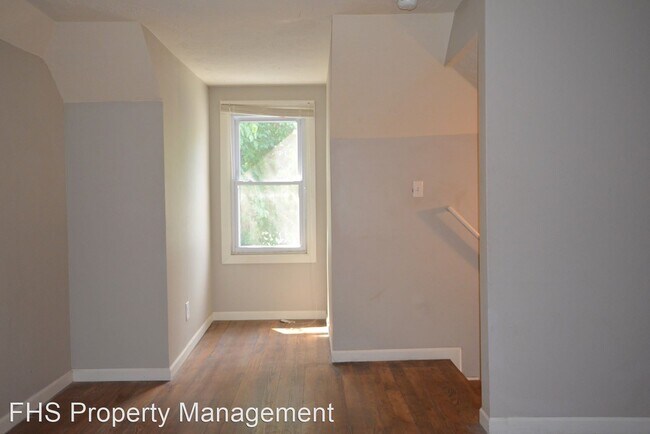 Building Photo - 3 br, 1 bath House - 516 W Division St