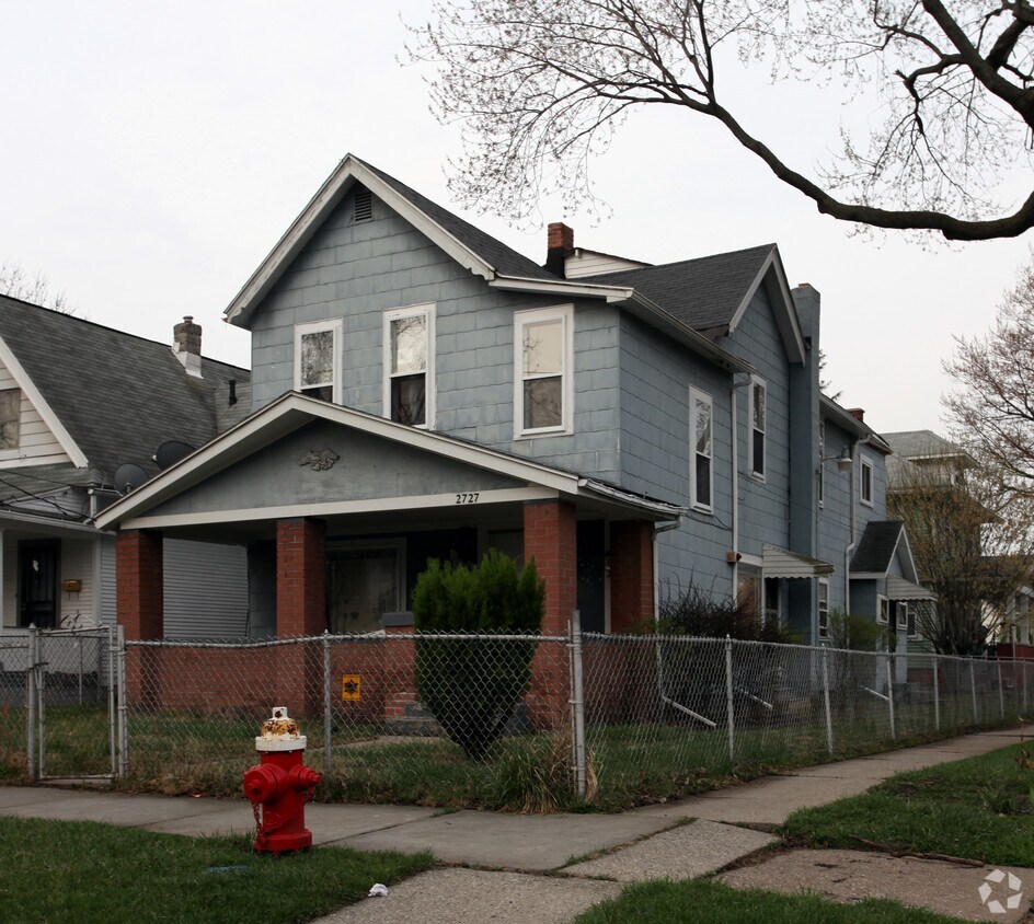 Primary Photo - 2727 Lawrence Ave