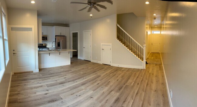 Building Photo - 3 Bedroom 2.5 Bathroom Townhome in Washing...