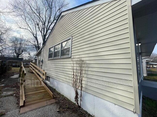Building Photo - 360 Shepley Dr