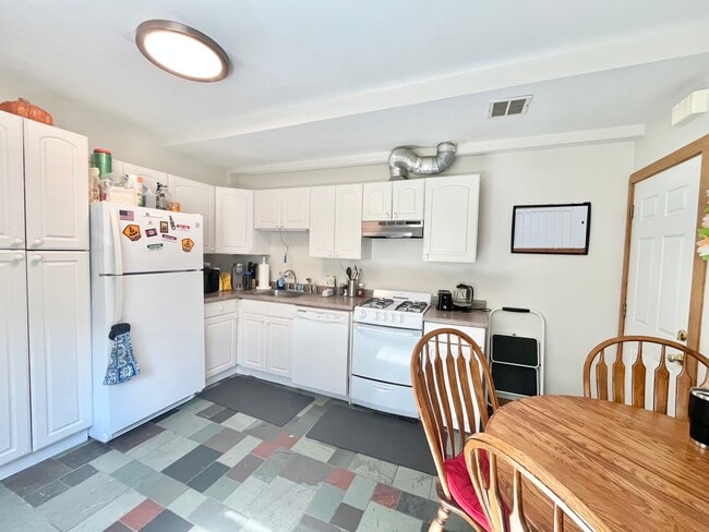 Building Photo - 46 Athol St