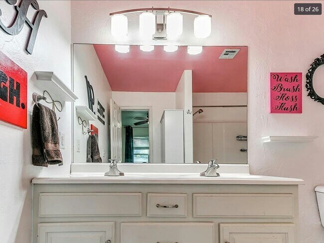 Foto del edificio - 401 E 8th St