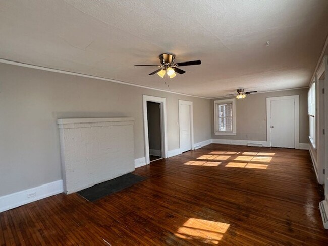 Building Photo - 3BR/ 2BA Brick home convenient to Cherrydale!
