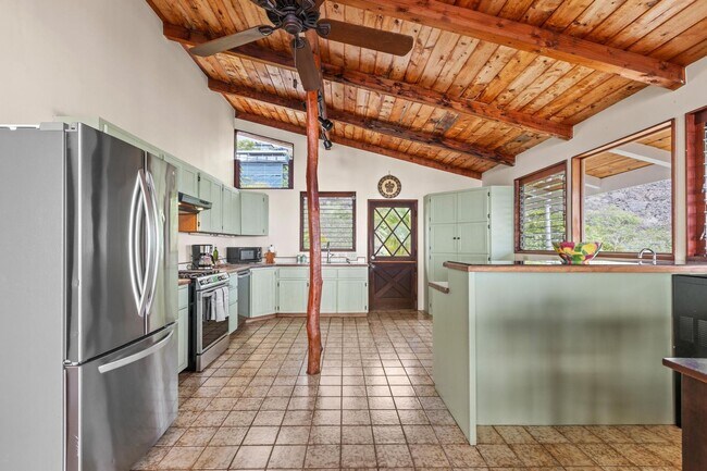 Foto del edificio - Captain Cook Home – 3 Bed, 2 Bath + Bonus Room! Fully Furnished with Solar Power