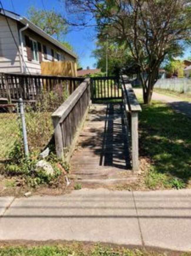Foto del edificio - Cozy 3 bed 1.5 bath with Backyard