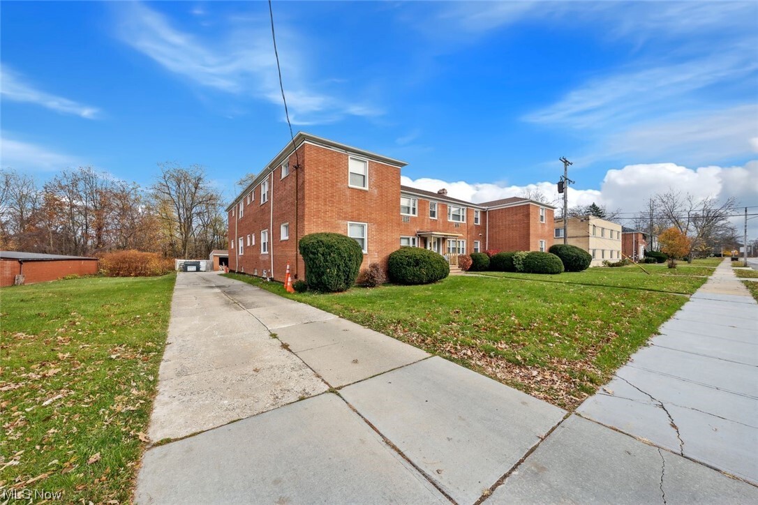 885 S Green Rd Unit 5, South Euclid, OH 44121 Room for Rent in South