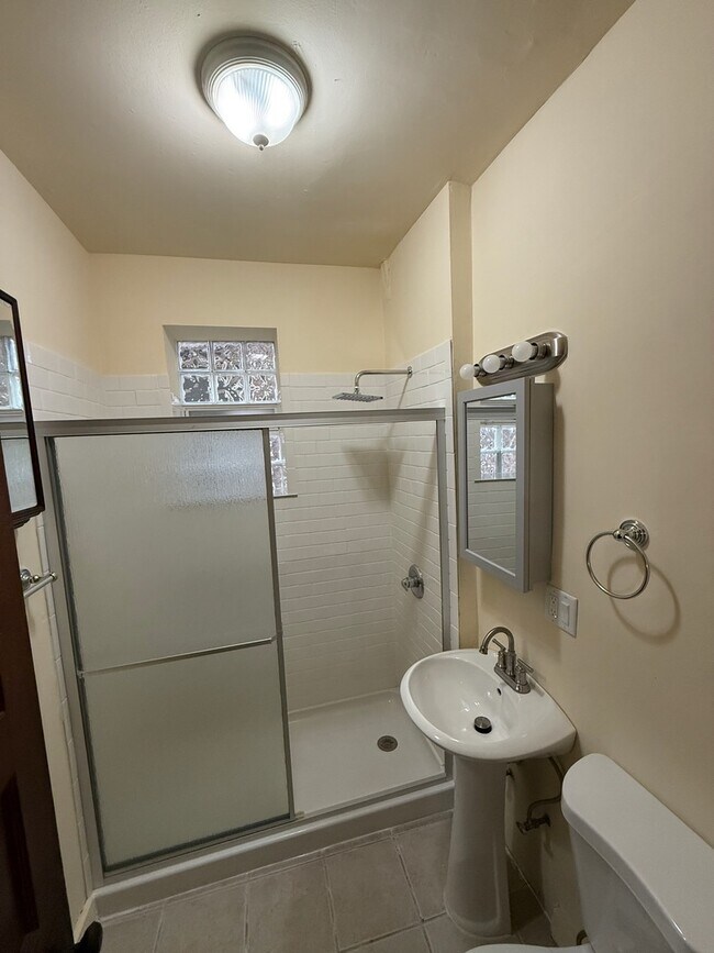 Foto del edificio - 837 W 33rd Pl