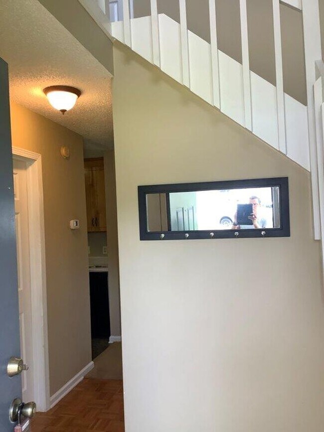 Building Photo - 156 Woodfield Pl