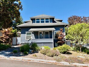 Building Photo - 487 Scenic Dr