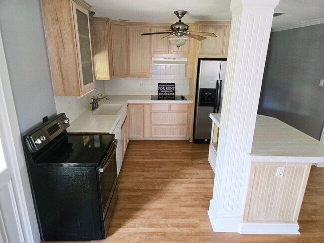 Building Photo - 3/2/2 in Quiet Sherman Neighborhood Near F...