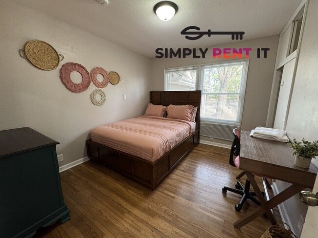 Building Photo - Updated Furnished 3+ Bedroom, 1.5 Bath Avail Aug 1st
