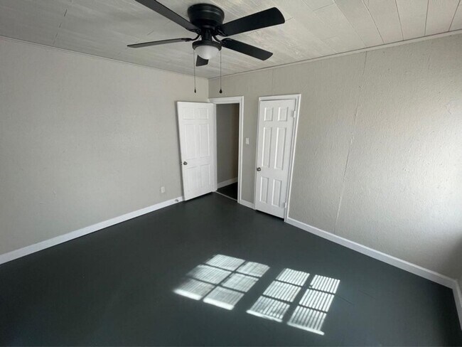 Building Photo - 3116 Alamo Ave