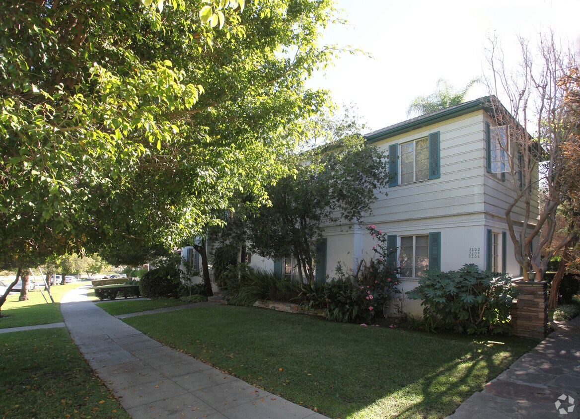 Foto principal - 3200 Rowena Ave