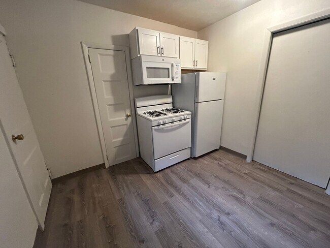 Foto del edificio - Super Spacious Three Bedroom on Bates Street! Deck & Patio! Washer & Dryer Included! Call Today!