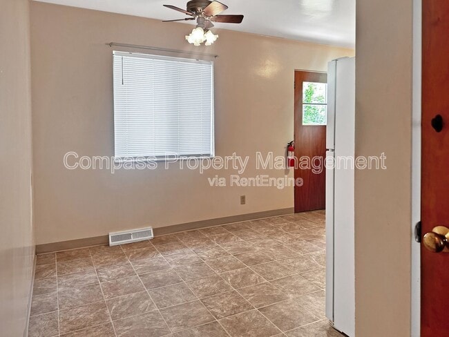 Building Photo - 2832 S Burdick St