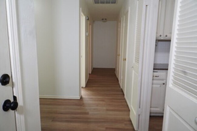 Foto del edificio - Charming 3-Bed, 2-Bath Home in South Tulsa