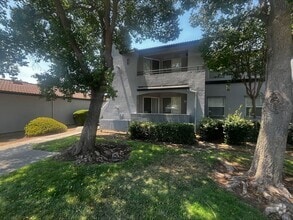 Building Photo - 5201 Laguna Oaks Dr