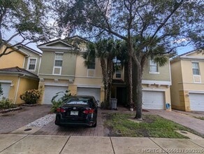 Building Photo - 999 Pipers Cay Dr