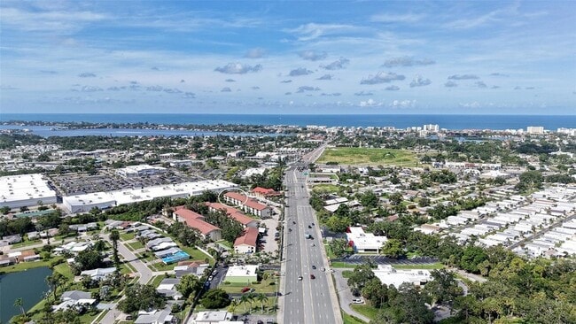 Foto del edificio - 2220 Stickney Point Rd