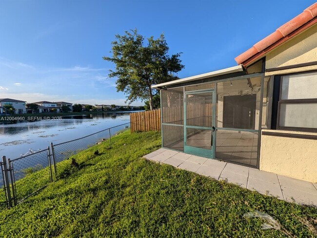 Foto del edificio - Southwest 113th Terrace, Pembroke Pines, FL 33025 - 2 BR 2 BA single-family home
