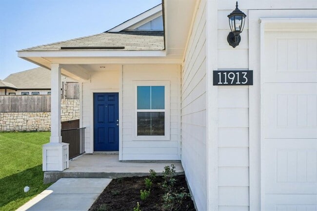 Foto del edificio - Beautiful 4-Bedroom Home | Pet Friendly | Fenced Backyard | 2-Car Garage