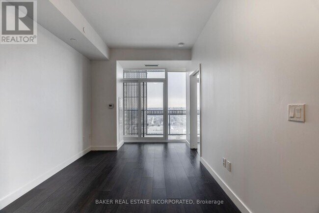 Building Photo - 15-3415 Roehampton Ave