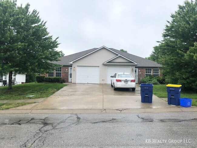 Building Photo - 3 Bed Single Level Duplex in Blue Springs;...