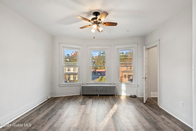 Foto del edificio - 776 Pawling Ave