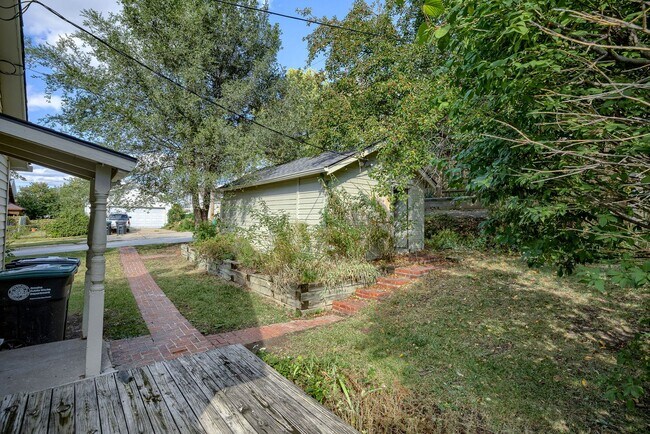 Building Photo - Comfortable 2-Bedroom Home Waiting for you