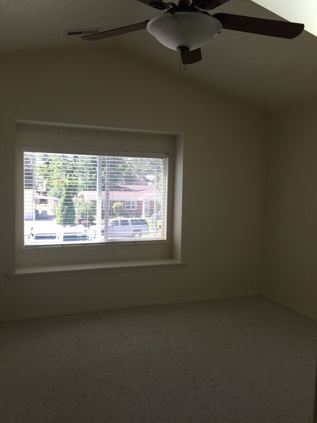 Foto del edificio - $1895..00 -  2 Bed/2.5 bath on the Bench.....
