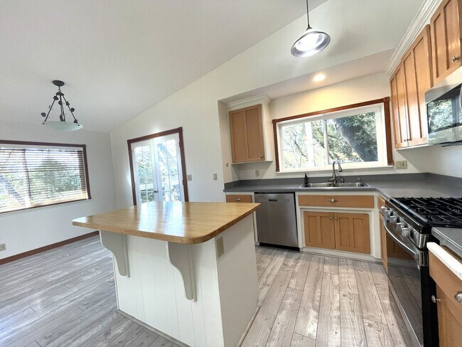 Foto del edificio - Open Floor plan single story home in beautiful Penn Valley, CA 95946