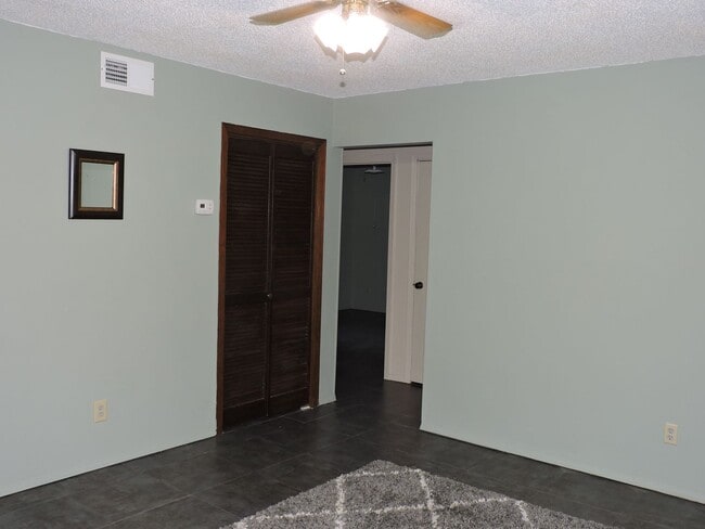 Building Photo - Convenient Northeast location!