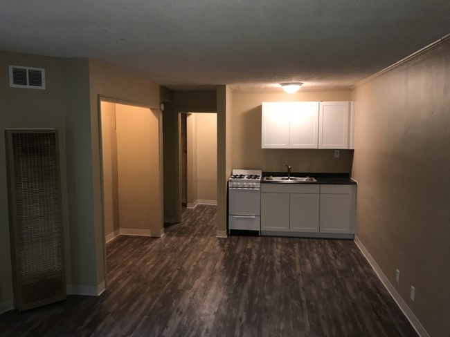 Building Photo - Studio apartment-Section 8 only!