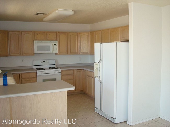 Building Photo - 883 San Miguel