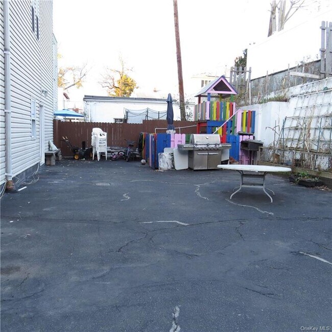 Foto del edificio - 34 Burhans Ave